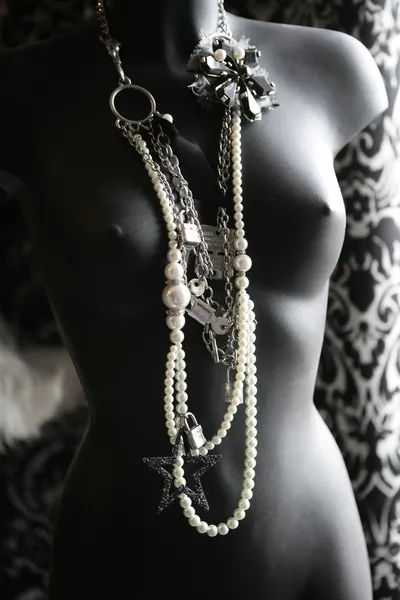 Mode skyltdocka med smycken — Stockfoto
