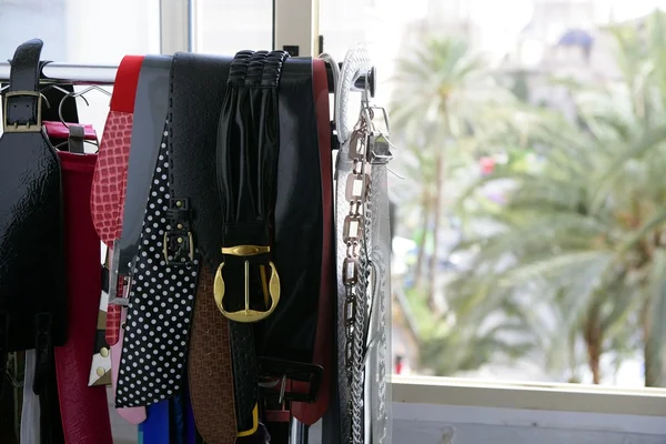 Estante de ropa con accesorios de moda, cinturones — Stockfoto