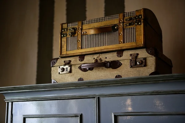 Oude koffers over de garderobe — Stockfoto