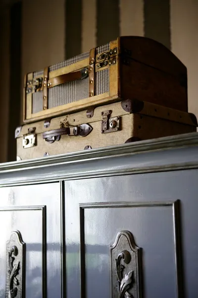 ワードローブの上の古いスーツケース — ストック写真