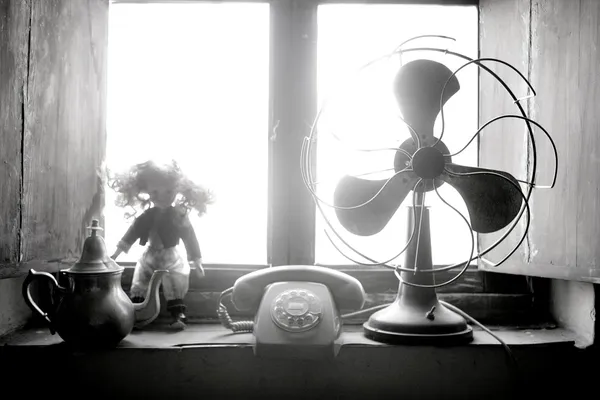 Ventilador de aire vintage antiguo, muñeca y teléfono — Foto de Stock
