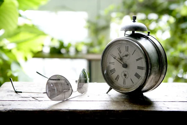 Antiguo reloj de alarma en la ventana retroiluminada — Foto de Stock
