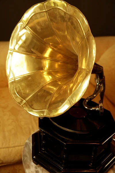 老黄铜金留声机 — 图库照片