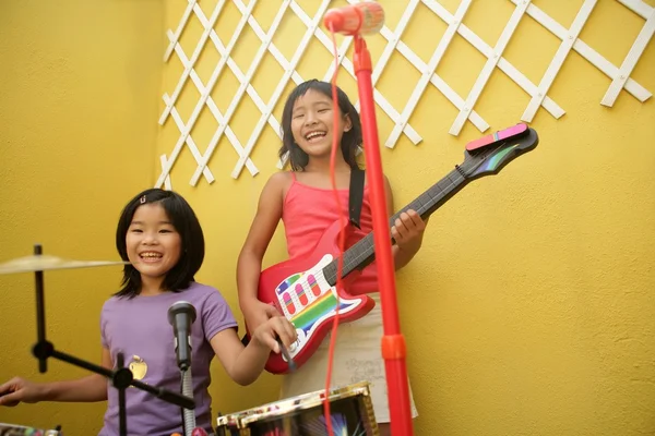 Livekonsert hemma två små flickor som spelar — Stockfoto