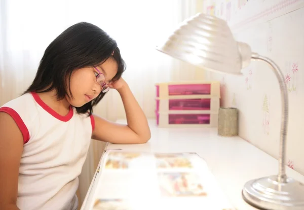 Asiática menina estudando em casa — Fotografia de Stock