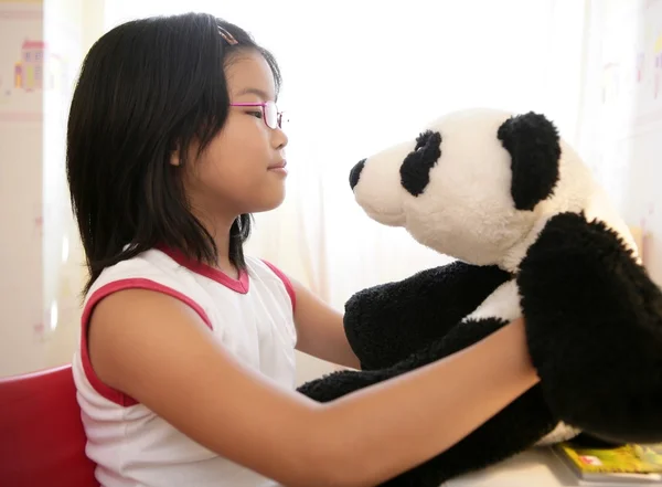 Asyalı kız ona teddy ayı panda ile — Stok fotoğraf