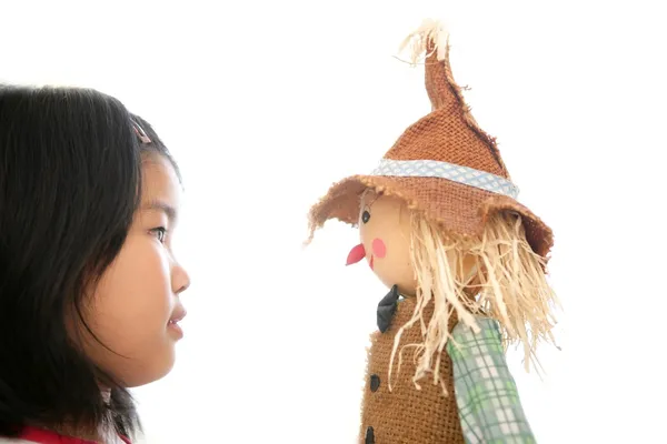 Asiatico ragazza cercando il suo spaventapasseri giocattolo — Foto Stock