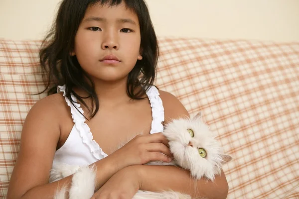 Asiatische Mädchen mit persischer weißer Katze auf ihren Armen — Stockfoto