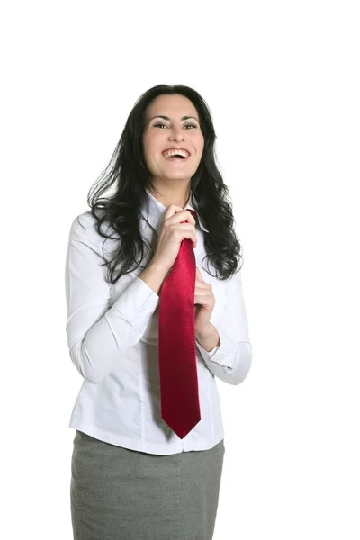 Brünette Frau justiert ihre Krawatte — Stockfoto