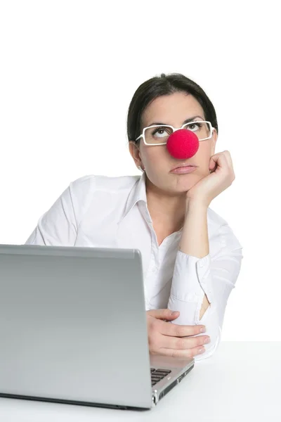 Одна офісна жінка ноутбук клоун носа — стокове фото