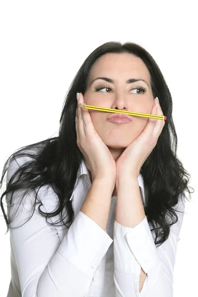 Brünette Frau denkt mit Bleistift — Stockfoto