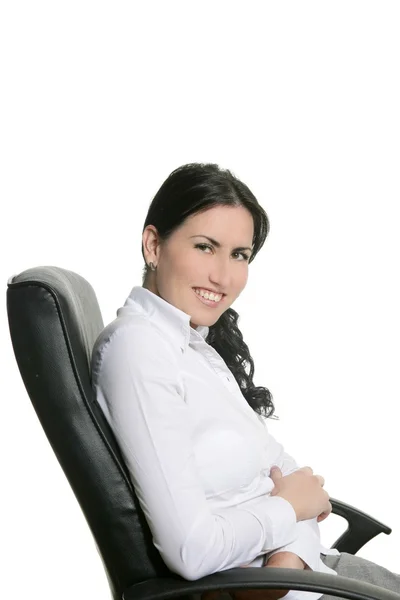 Morena mujer de negocios sentarse en la silla de oficina —  Fotos de Stock