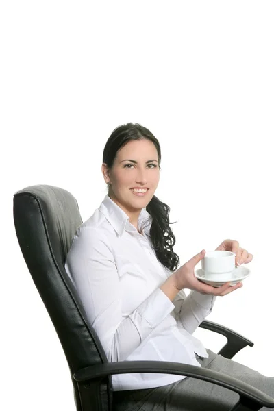 コーヒー壊れる把握の女性のオフィスの椅子に座る — ストック写真