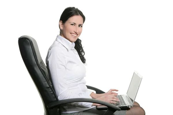 ブルネット ビジネスの女性が座っているラップトップを入力 — ストック写真