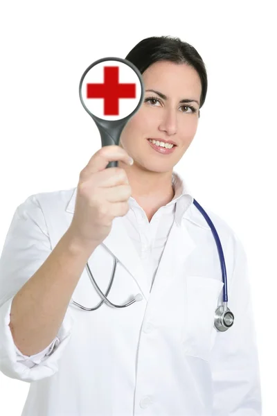 Брюнетка красивая женщина доктор красный крест — стоковое фото