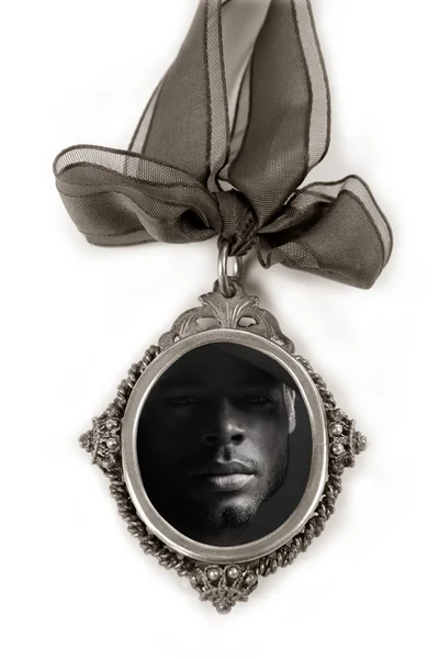 Cameo silver medaljong med afrikanska manliga porträtt — Stockfoto