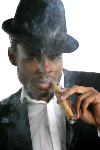 非洲裔美国人吸烟雪茄肖像 — 图库照片