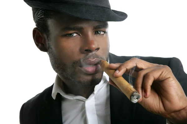 Αφρικανική αμερικανική άνθρωπος κάπνισμα πούρων πορτρέτο — Φωτογραφία Αρχείου