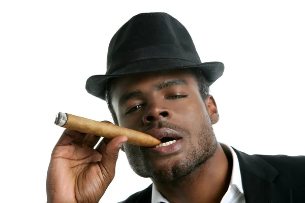 Hombre afroamericano fumando retrato de cigarro — Foto de Stock