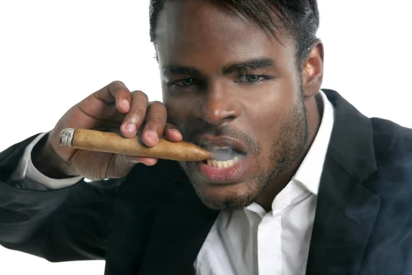 Αφρικανική αμερικανική άνθρωπος κάπνισμα πούρων πορτρέτο — Φωτογραφία Αρχείου