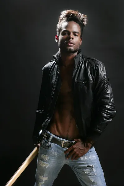 Afroamerikanischer Rockstar aus Leder — Stockfoto