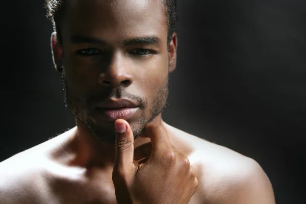 Африканский портрет симпатичного чёрного молодого человека — стоковое фото