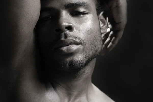 Afro-Amerikan sevimli siyah genç adam portresi — Stok fotoğraf