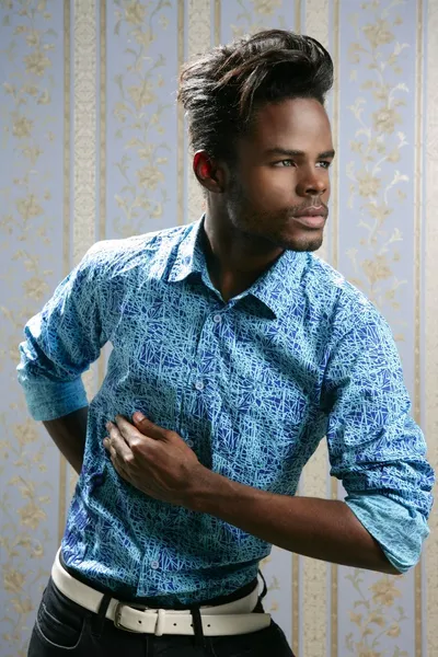Retrato de modelo de moda afro-americano em azul — Fotografia de Stock