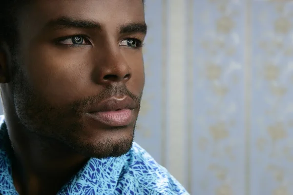 Африканский портрет симпатичного чёрного молодого человека — стоковое фото