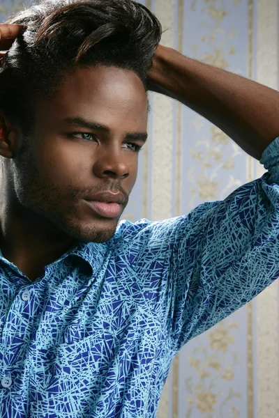 Africká americká pohledný mladík portrét — Stock fotografie