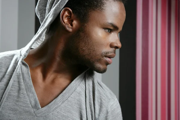 Афроамериканець людиною з капюшоном сірий — стокове фото