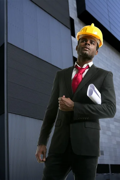 Engenheiro de arquitetos afro-americano hardhat amarelo — Fotografia de Stock