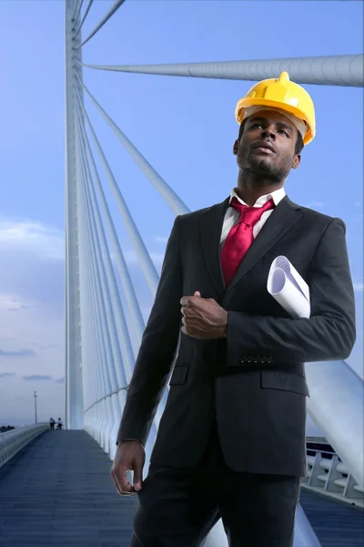 Arquitecto africano americano ingeniero amarillo hardhat — Foto de Stock