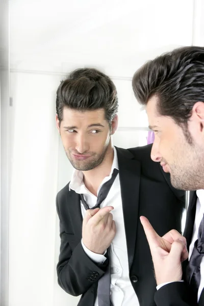 鏡の中のハンサムな男ユーモア面白いジェスチャー — ストック写真