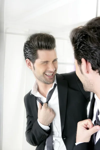 Красивий чоловік гумор смішний жест у дзеркалі — стокове фото