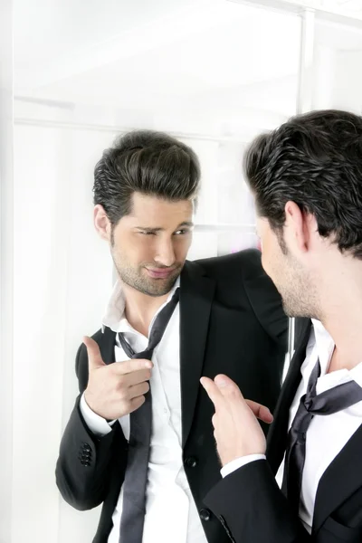 Pohledný muž humor vtipné gesto v zrcadle — Stock fotografie