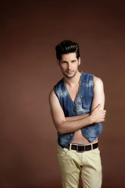 Красивый сексуальный молодой человек портрет джинсовый жилет — стоковое фото