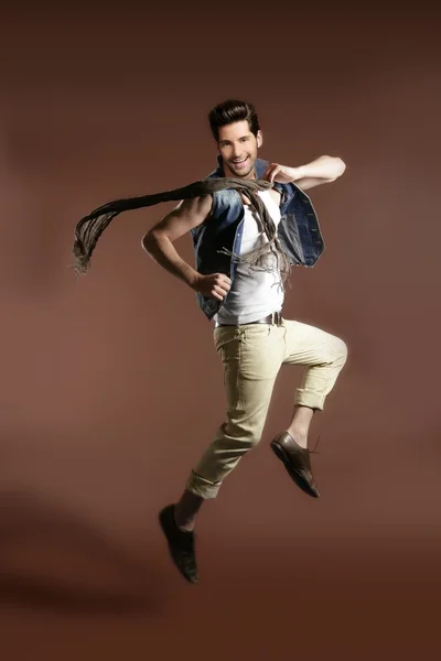 Genç yakışıklı moda erkek sinek yüksek atlama — Stok fotoğraf