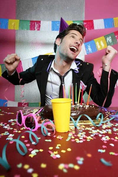Щасливий жест людини на святковій вечірці — стокове фото