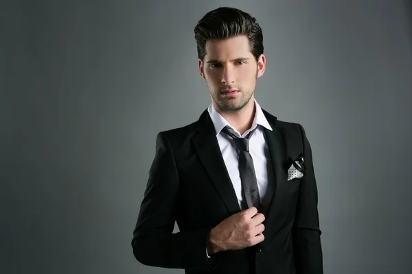 Мода молодий бізнесмен чорний костюм повсякденна краватка — стокове фото