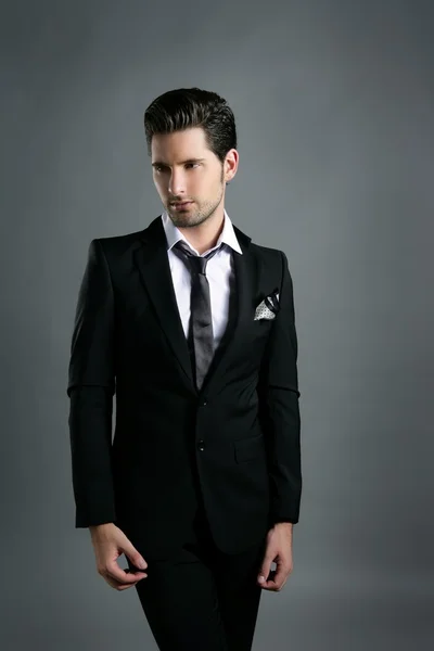 Mode junger Geschäftsmann schwarzer Anzug lässige Krawatte — Stockfoto