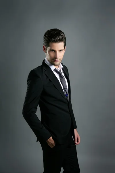 Moda joven hombre de negocios traje negro corbata casual —  Fotos de Stock