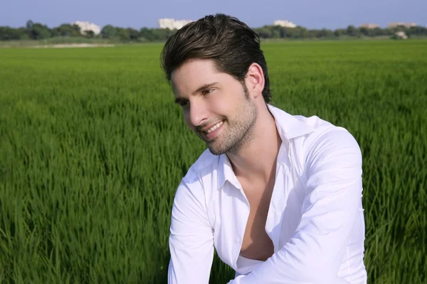 Młody mężczyzna odkryty szczęśliwy w zielony łąka — Zdjęcie stockowe