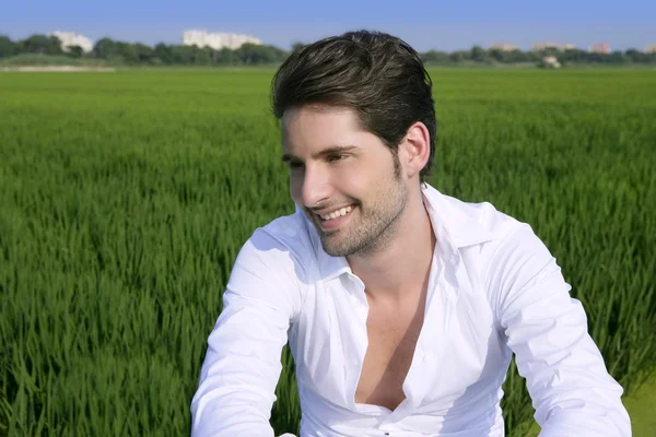 Genç adam açık yeşil çayır içinde mutlu — Stok fotoğraf