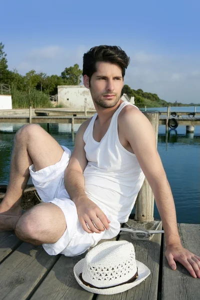 木製の桟橋にリラックスした地中海の若い男 — ストック写真