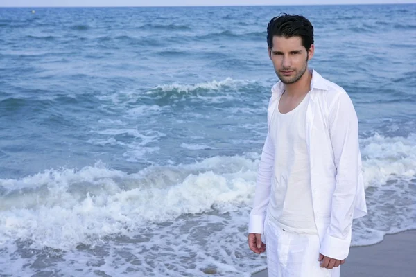 Latin jeune homme chemise blanche marche plage bleue — Photo