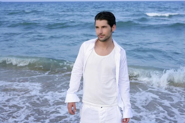Latin jeune homme chemise blanche marche plage bleue — Photo