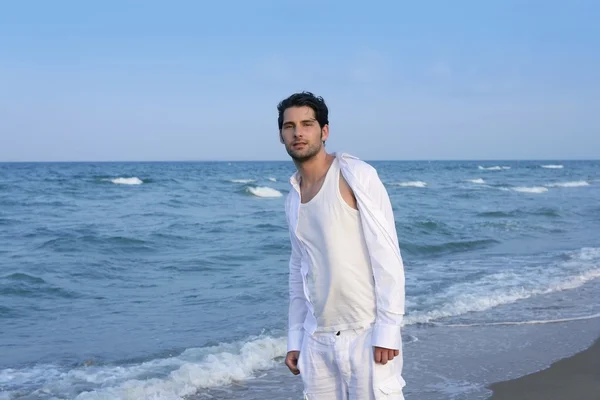 Jovem latino camisa branca andando praia azul — Fotografia de Stock