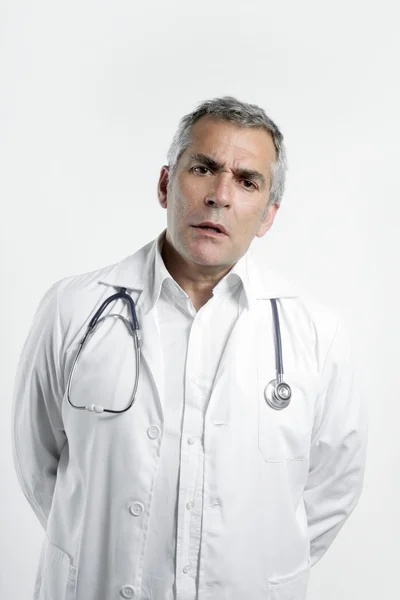 Doktor vyšších odborných šedé vlasy na bílém pozadí — Stock fotografie