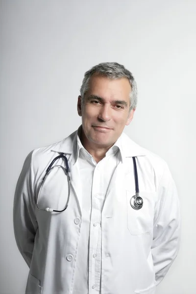 Expertis doctos senior grått hår leende porträtt — Stockfoto